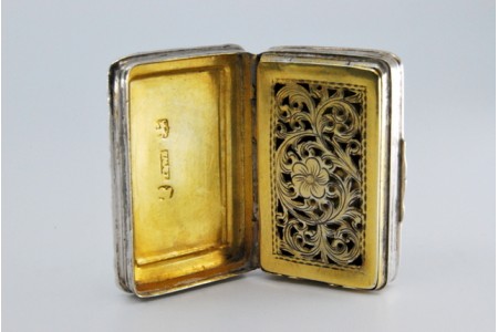 Caixa de Vinagrete em prata e ouro com gravados na tampa em forma de livro do período de George IV.